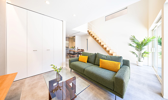 光と木のぬくもりが調和するスタイリッシュな家