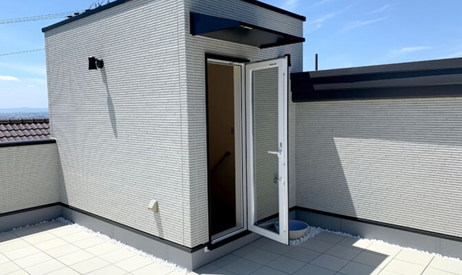 生駒山地を望む家