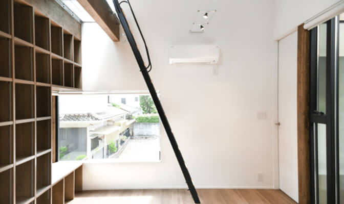 大きな本棚と吹き抜けが魅力の家