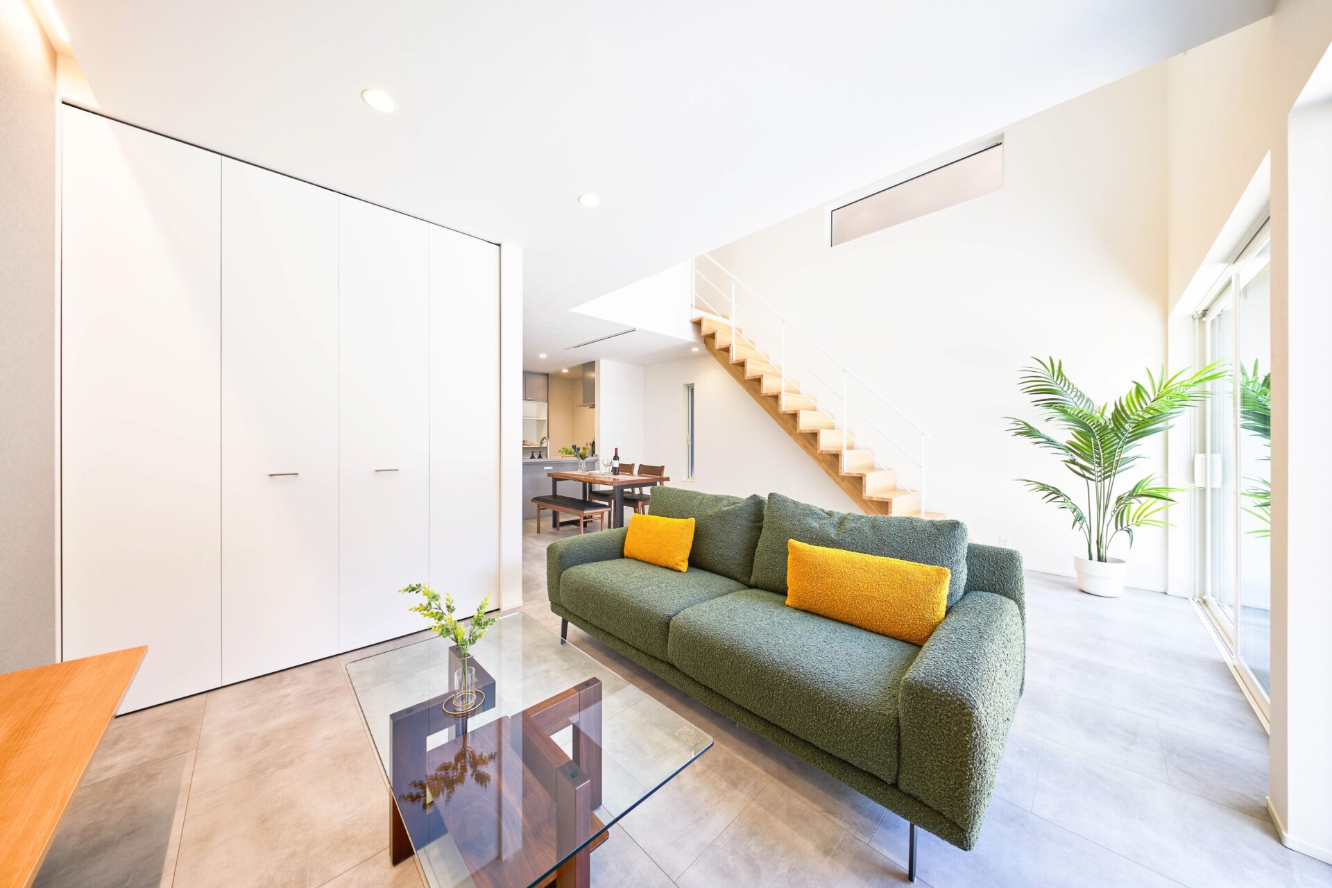 光と木のぬくもりが調和するスタイリッシュな家