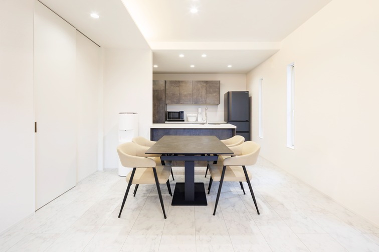 カーテンなしでもプライバシーを守り 柔らかな光に包まれた家