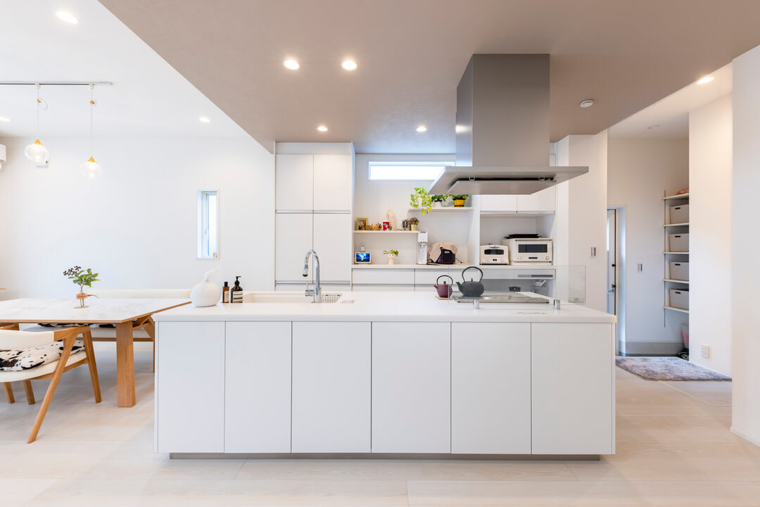 シンプルモダンなアイランドキッチンが美しい家