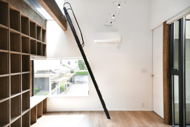 大きな本棚と吹き抜けが魅力の家